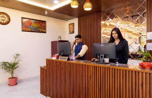 Sector 62 Hotel | Sarla Hotel Inn - Opp Barclays 62