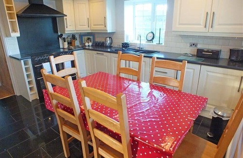 Clynderwen Cottage | SARNAU, family friendly, country holiday cottage in Efailwen