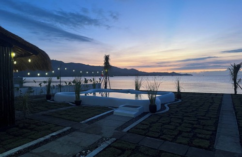 Sekotong Barat Villa | Sasak House:Private BeachFront Home