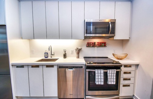 Innisfil Condo | Sauna*King Bed*Fireplace*Smart TV*Queen Sofa Bed*Coffee Bar