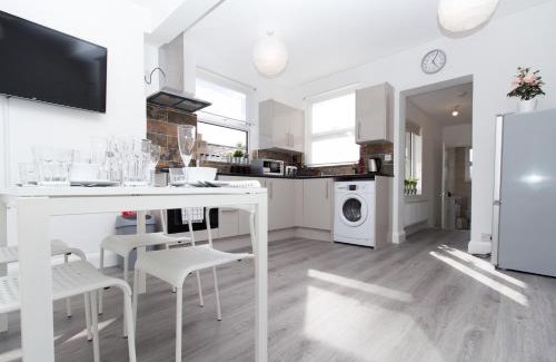 Marlborough House | SAV - 4 Bed Town House, Harrow