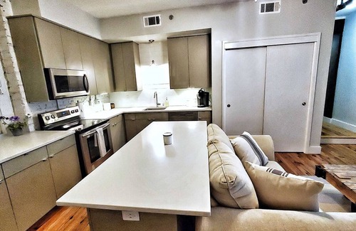 Historic District - North Condo | SAVANNAH CHIC! Prime 2BR Loft Broughton Street, City Market & Plant Riverside
