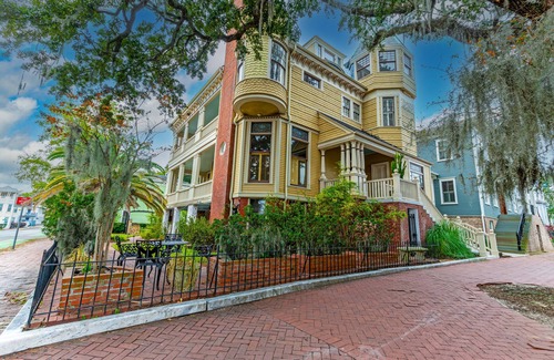 Historic Downtown Savannah House | Savannah Manor - Incredible Historic Mansion Two Blocks from Free DOT Shuttle