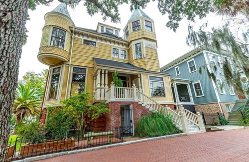 Historic Downtown Savannah House | Savannah Manor - Incredible Historic Mansion Two Blocks from Free DOT Shuttle
