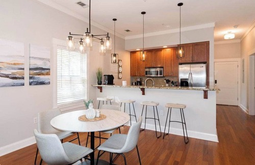 Old West Broad Neighborhood Condo | Savannah Residences|Private Parking|2BR/2BA