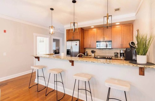 Old West Broad Neighborhood Apartment | Savannah Residences|Private Parking|5BR/4BA