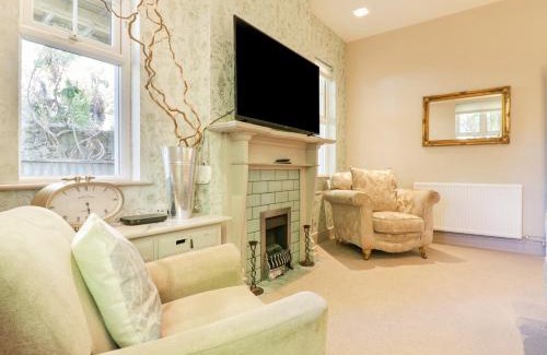 Felixstowe House | Saxon Lodge Cottage
