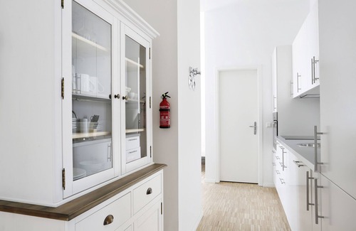 Charlottenburg Apartment | SC 1 box spring beds 70 sqm 3 rooms + balcony + elevator