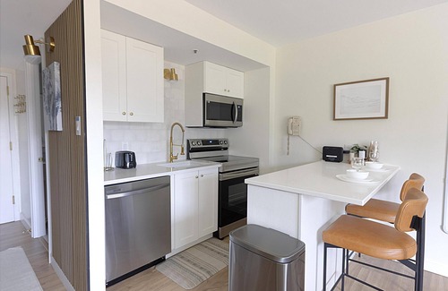Snowshoe Condo | SC 1125: Romantic couples getaway in Silver Creek! Hot tub + King Bed!