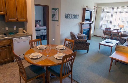 Sister Bay Apartment | Scandinavian Lodge