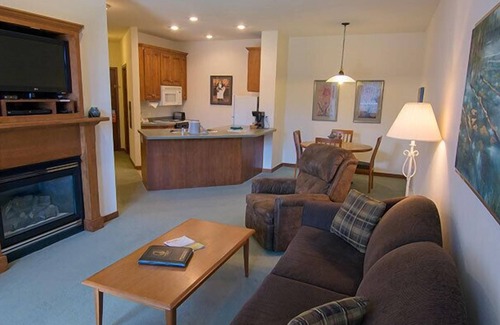 Sister Bay Apartment | Scandinavian Lodge