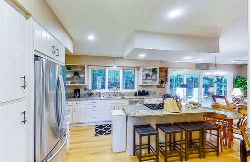 Birchwood Farms House | Scenic bay view home w/a full kitchen + family-friendly