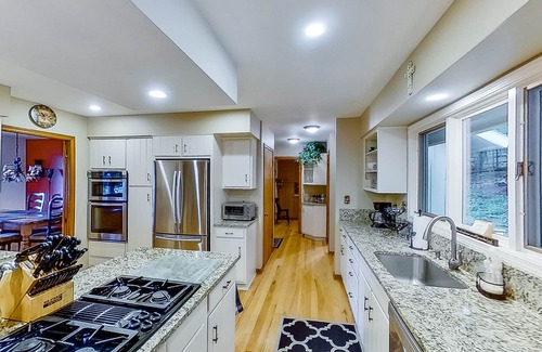 Birchwood Farms House | Scenic bay view home w/a full kitchen + family-friendly