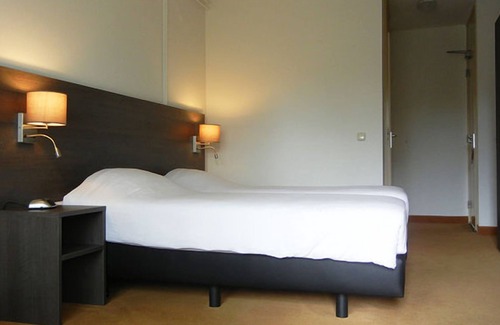 De Bult House | Scenic Canal Stay Close to Giethoorn & De Wieden Nature Reserve