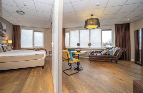Edelstenenbuurt Hotel | Scenic Escape with Complimentary Breakfast, Parking and Local Trails