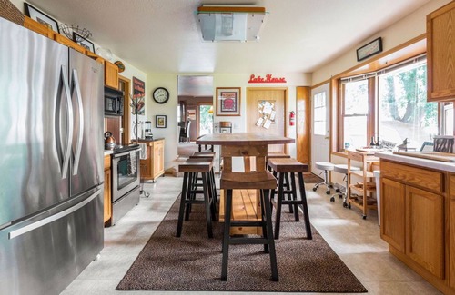 Neenah House | Scenic Lake Winnebago, Hot Tub, Tiki Bar, camp fire, fishing, and more!