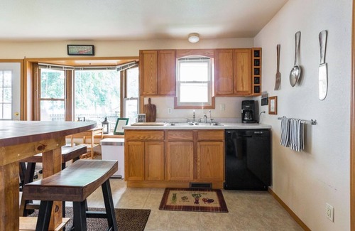 Neenah House | Scenic Lake Winnebago, Hot Tub, Tiki Bar, camp fire, fishing, and more!