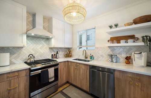 Mission Valley West House | Scenic Oasis: King Bed Suite & Panoramic Views & Ultra Fast Fiber WiFi