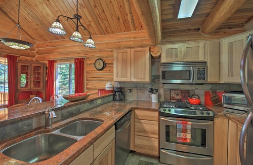 Thompson Falls Cabin | Scenic Riverfront Retreat w/Hot Tub & Kayaks!