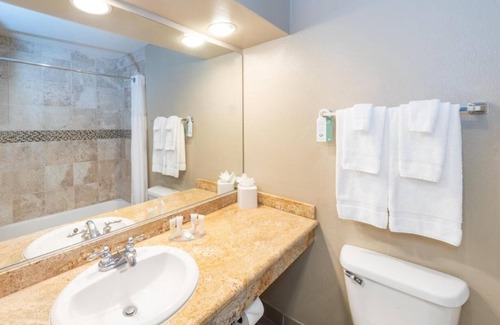 Rancho Santa Fe House | Scenic Room in Rancho Santa Fe – Perfect for Golf & Leisure