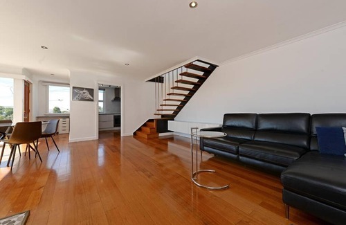 Sandy Bay House | Scenic Sandy Bay Villa close City