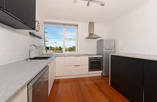 Sandy Bay House | Scenic Sandy Bay Villa close City