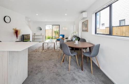 Trentham House | Scenic Views from our 2-BR Trentham Hideaway