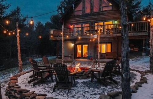 Prattsville Cabin | Scenic Vistas Chalet: Fire pit, Deck, AC, Grillsnn
