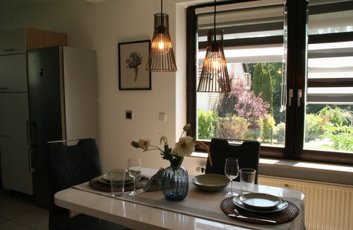 West Apartment | Schöne Ferienwohnung mit Eigener Terrasse und Garten