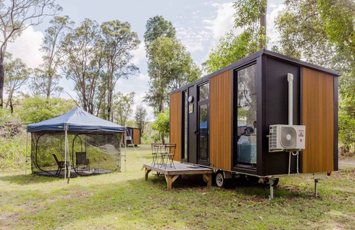 Ashby Heights House | Schlaraffenland 1 by Tiny Away