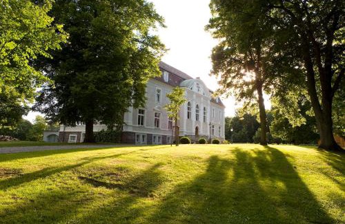 Boldekow House | Schloss Zinzow