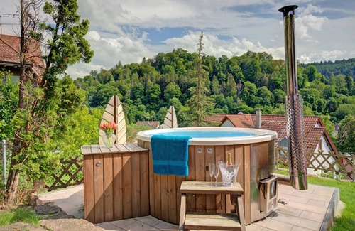 Neuenbuerg House | "schwarzwaldhaus mit Schlossblick" mit 230qm, Garten, Terrassen & Hot Tub