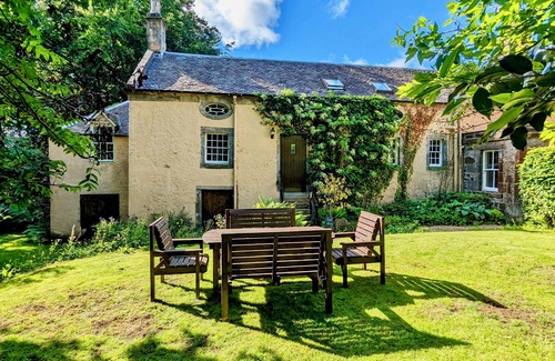 Tillicoultry Cottage | Scottish Estate dating back to 1746, charming 6 person cottage with hot tub