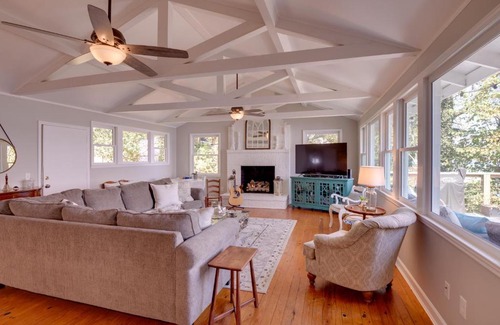 Groveoak House | Scottsboro Vacation Rental on Guntersville Lake!