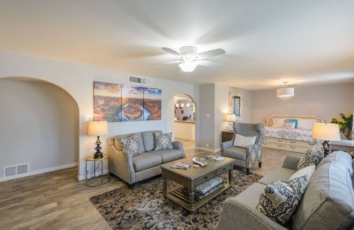 Village Grove House | Scottsdale 4BR – Heated Pool, Putting Green, 5 Min to Old Town
