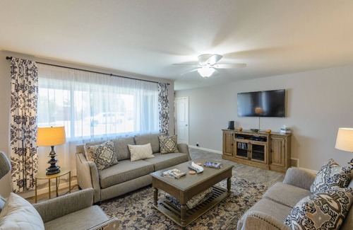 Village Grove House | Scottsdale 4BR – Heated Pool, Putting Green, 5 Min to Old Town