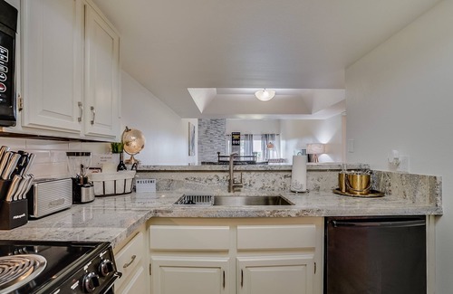 Entertainment District Condo | Scottsdale Golf Course Haven- Camelback views