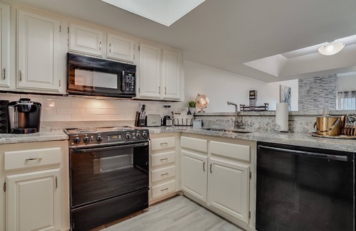 Entertainment District Condo | Scottsdale Golf Course Haven- Camelback views