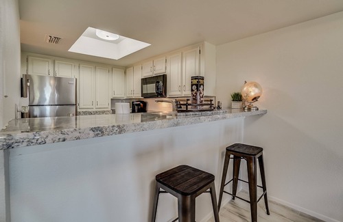 Entertainment District Condo | Scottsdale Golf Course Haven- Camelback views