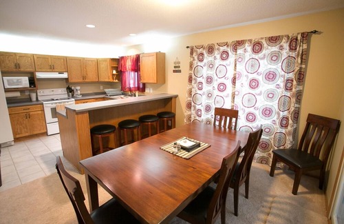 Rochester House | Scrapbooking/Vacation Retreat House Close To Mayo Clinic. Waterfront, peaceful!