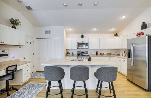 Okahumpka House | Screened Lanai: New-Build Home in The Villages!