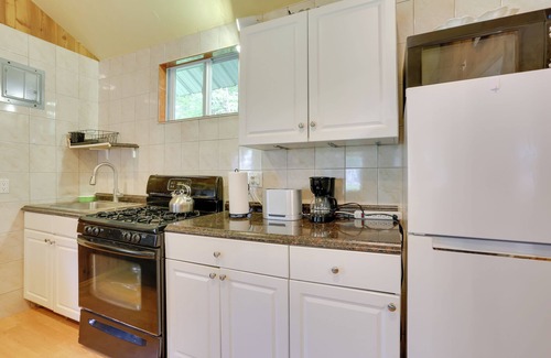Mongaup Valley Cabin | Screened Porch & Pool: Cabin Near Bethel Woods!