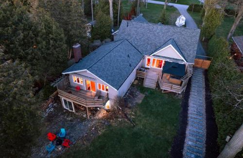 Scugog House | Scugog Lakeside Retreat w Outdoor Dome & Hot Tub