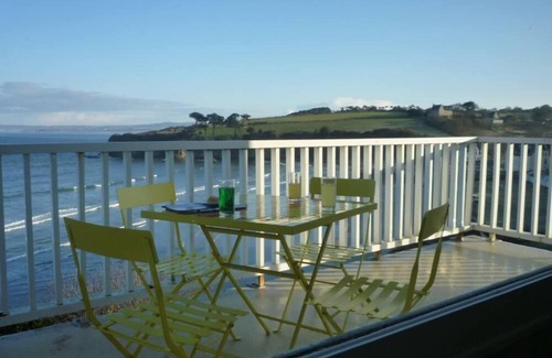 Douarnenez Apartment | Sea and sand in large screan.