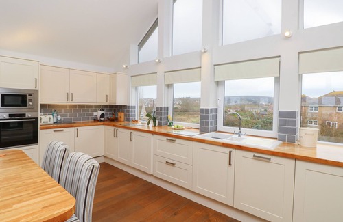 Totland Bay House | SEA BREEZE, pet friendly, country holiday cottage in Totland