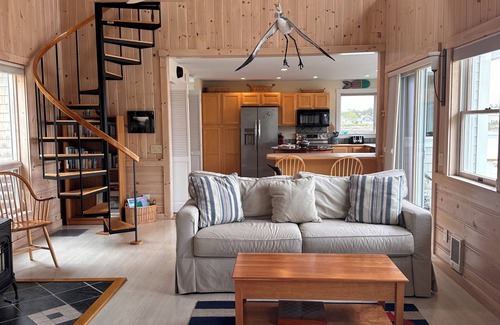 Tremont House | Sea Breezes is an elegant waterfront house