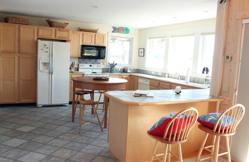 Tremont House | Sea Breezes is an elegant waterfront house