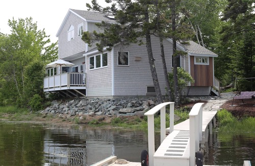 Tremont House | Sea Breezes is an elegant waterfront house