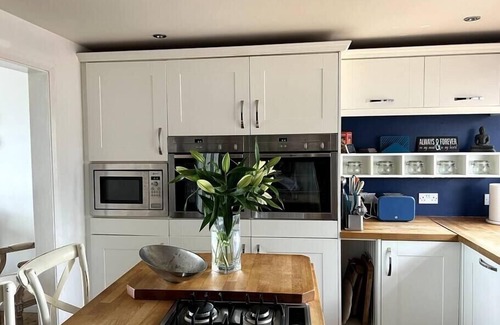 Peacehaven House | Sea Facing 2BD Terraced Home - Peacehaven