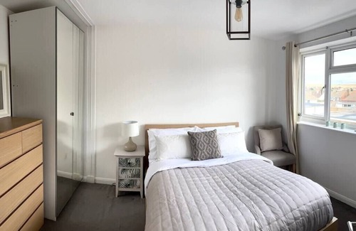 Peacehaven House | Sea Facing 2BD Terraced Home - Peacehaven
